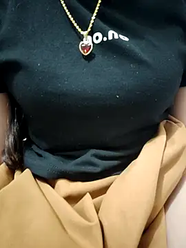 Snapshot of Du-Uyen chatting on 16, 11, 2025 Du-Uyen online show from 16, 11, 2025