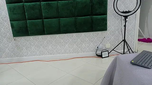 BeccaReedd online show from 9, 10, 2025