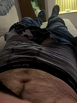 Snapshot of leroy9501 chatting on 12, 11, 2025 leroy9501 online show from 12, 11, 2025