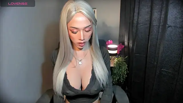 AiraCumSlut online show from 4, 4, 2026