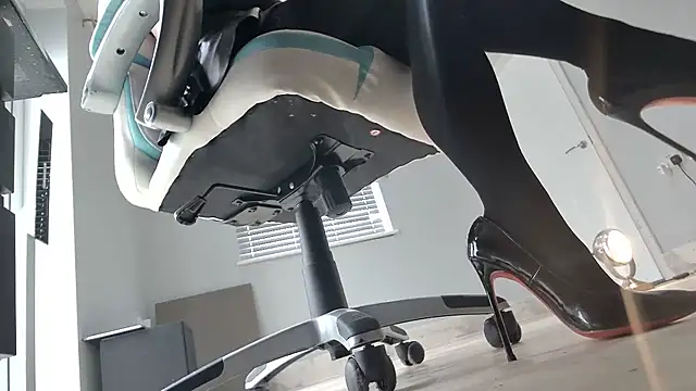 Snapshot of foxyroxymilf chatting on 24, 9, 2025 foxyroxymilf online show from 24, 9, 2025