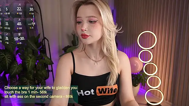 Snapshot of LauraWifeness chatting on 5, 10, 2025 LauraWifeness online show from 5, 10, 2025