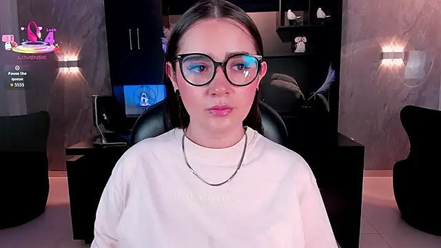 Snapshot of SarahRhodes_ chatting on 4, 6, 2026 SarahRhodes online show from 4, 6, 2026