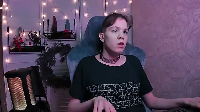 Snapshot of aestheticbeing chatting on 17, 12, 2025 aestheticbeing online show from 17, 12, 2025