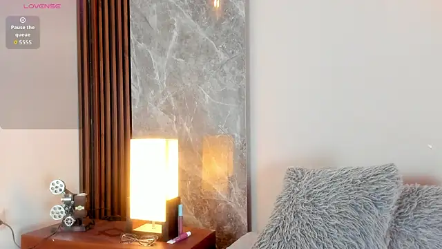 Emma hunter  online show from 22, 10, 2025