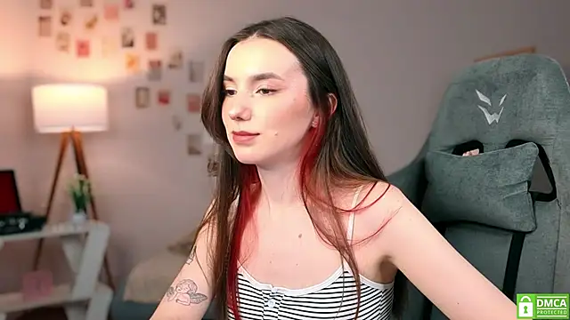 Snapshot of TinysRoses chatting on 4, 10, 2025 TinysRoses online show from 4, 10, 2025