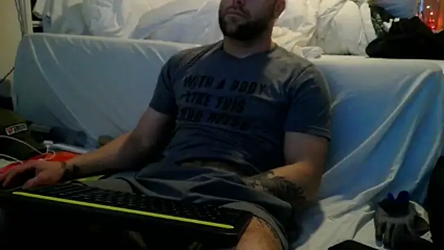 Snapshot of Luv2SuckBWC92 chatting on 24, 10, 2025 Luv2SuckBWC92 online show from 24, 10, 2025