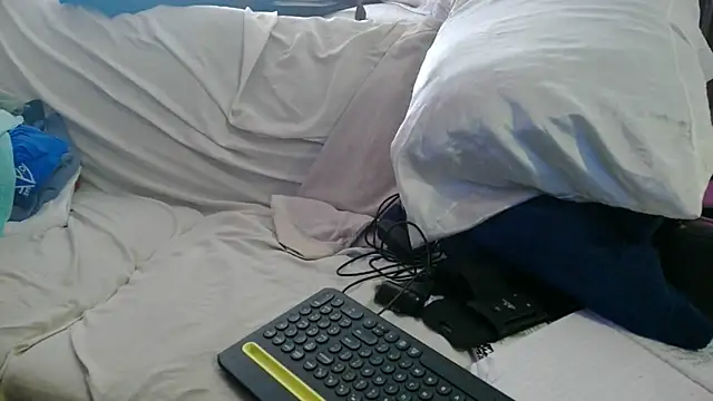 Snapshot of Luv2SuckBWC92 chatting on 13, 11, 2025 Luv2SuckBWC92 online show from 13, 11, 2025