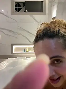 Chloe Leaozinho online show from 6, 4, 2026