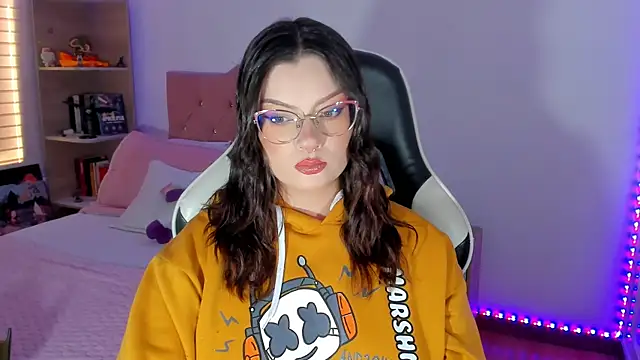 OphelianaRose33 online show from 1, 6, 2026
