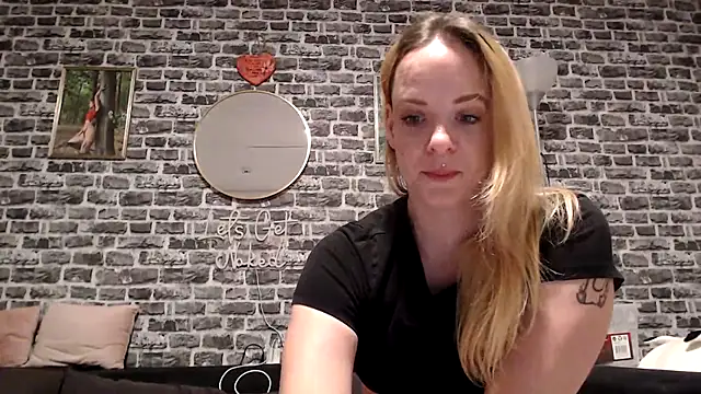 Snapshot of SexyMilf_37 chatting on 9, 4, 2026 SexyMilf 37 online show from 9, 4, 2026