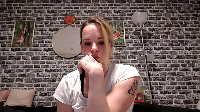 Snapshot of SexyMilf_37 chatting on 23, 4, 2026 SexyMilf 37 online show from 23, 4, 2026