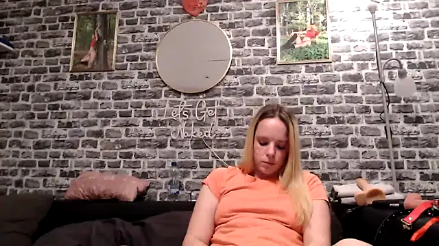Snapshot of SexyMilf_37 chatting on 28, 4, 2026 SexyMilf 37 online show from 28, 4, 2026