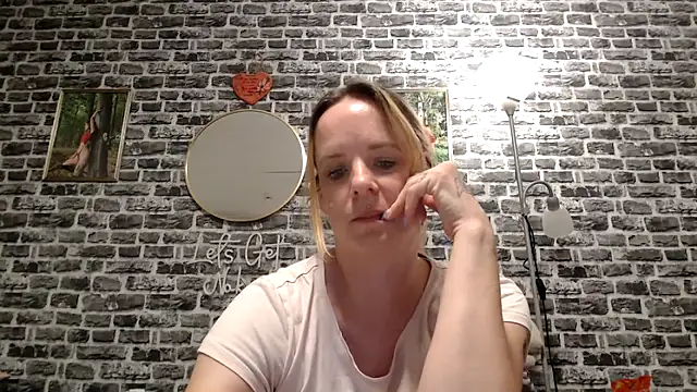 Snapshot of SexyMilf_37 chatting on 29, 4, 2026 SexyMilf 37 online show from 29, 4, 2026