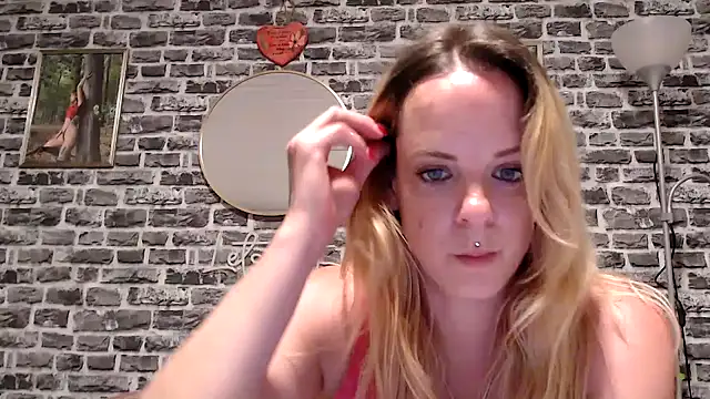 Snapshot of SexyMilf_37 chatting on 27, 5, 2026 SexyMilf 37 online show from 27, 5, 2026