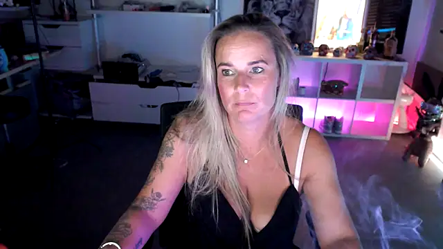 Snapshot of Mrs-Aurora chatting on 1, 10, 2025 Mrs-Aurora online show from 1, 10, 2025