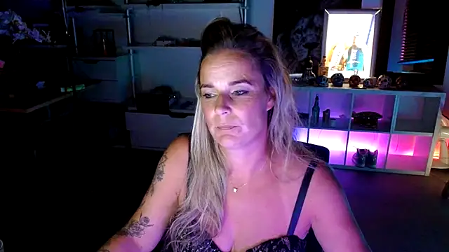 Snapshot of Mrs-Aurora chatting on 2, 10, 2025 Mrs-Aurora online show from 2, 10, 2025