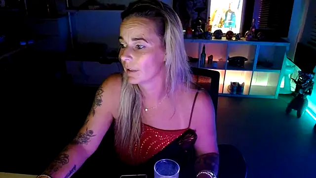 Snapshot of Mrs-Aurora chatting on 5, 10, 2025 Mrs-Aurora online show from 5, 10, 2025