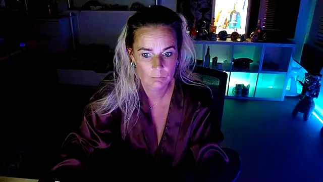 Snapshot of Mrs-Aurora chatting on 6, 10, 2025 Mrs-Aurora online show from 6, 10, 2025