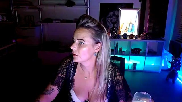 Snapshot of Mrs-Aurora chatting on 8, 10, 2025 Mrs-Aurora online show from 8, 10, 2025