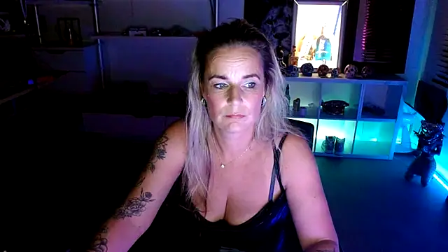 Snapshot of Mrs-Aurora chatting on 12, 10, 2025 Mrs-Aurora online show from 12, 10, 2025