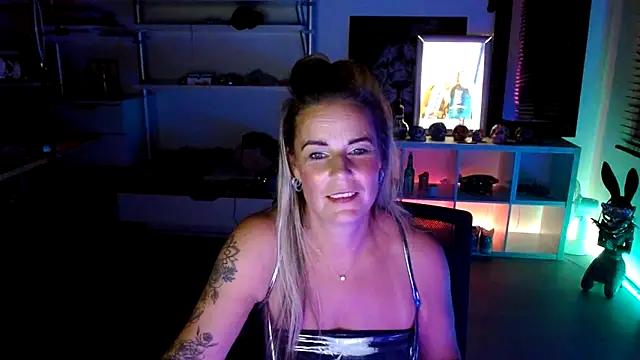 Snapshot of Mrs-Aurora chatting on 14, 10, 2025 Mrs-Aurora online show from 14, 10, 2025