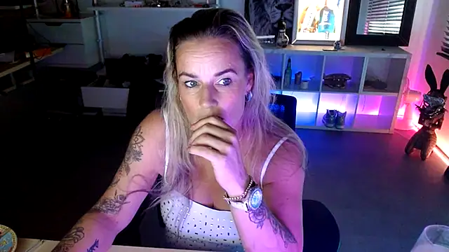 Snapshot of Mrs-Aurora chatting on 15, 10, 2025 Mrs-Aurora online show from 15, 10, 2025