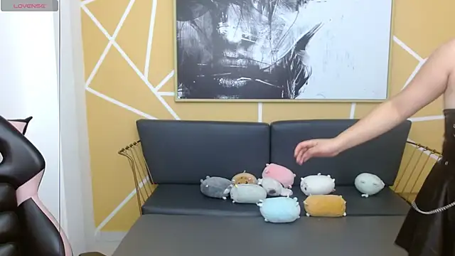 olivia russo  online show from 7, 11, 2025