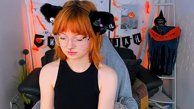 Snapshot of sweet_mika18 chatting on 17, 10, 2025 sweet mika18 online show from 17, 10, 2025