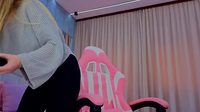 Reina Cummings online show from 7, 11, 2025