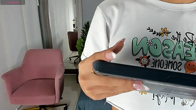 Snapshot of Alaiaguerra chatting on 23, 11, 2025 Alaiaguerra online show from 23, 11, 2025