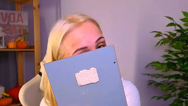 Charlotte Colinss online show from 5, 11, 2025