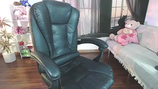 Suzie Wet Cave online show from 2, 11, 2025