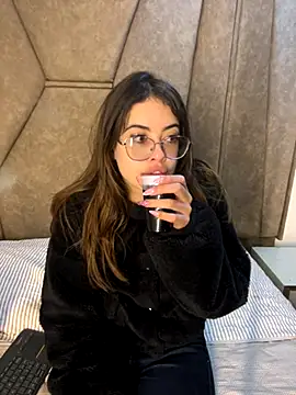 Isabela Colins online show from 9, 9, 2025