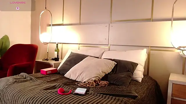 Lina Montclair online show from 6, 11, 2025