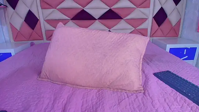 Snapshot of valecastro_ chatting on 13, 9, 2025 valecastro online show from 13, 9, 2025