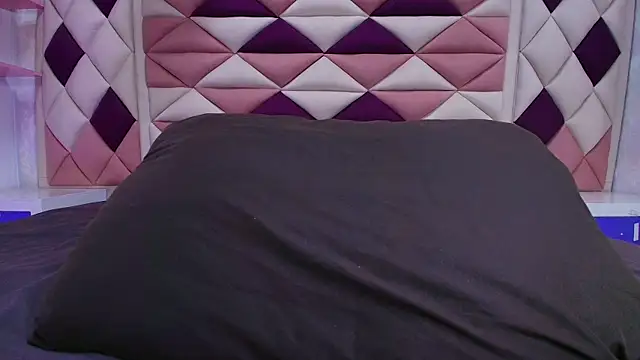 Snapshot of valecastro_ chatting on 8, 10, 2025 valecastro online show from 8, 10, 2025