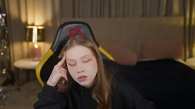 Snapshot of Esmie_Smile chatting on 19, 9, 2025 Esmie Smile online show from 19, 9, 2025