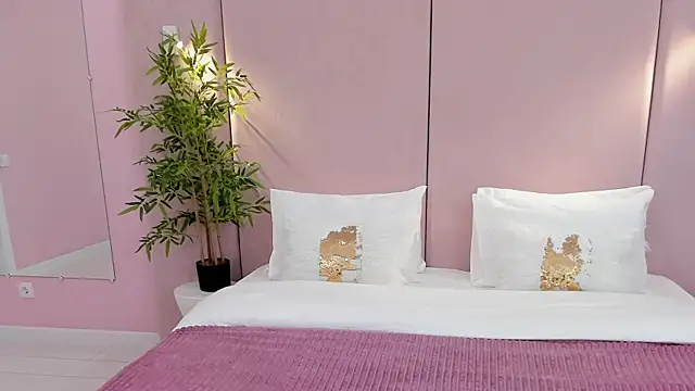 NoraHaynes online show from 12, 10, 2025