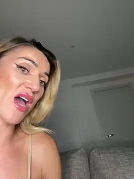 Snapshot of CamyBlossom chatting on 15, 10, 2025 CamyBlossom online show from 15, 10, 2025