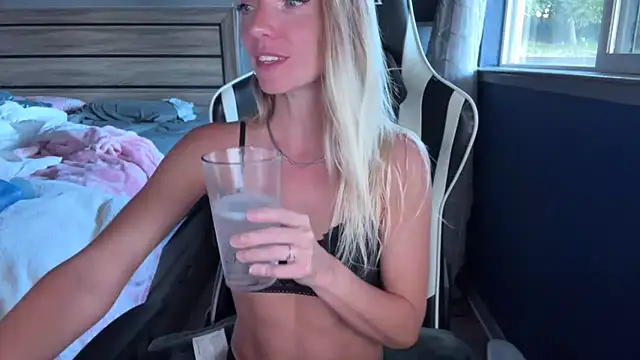 Snapshot of ajmiller25 chatting on 19, 5, 2026 ajmiller25 online show from 19, 5, 2026