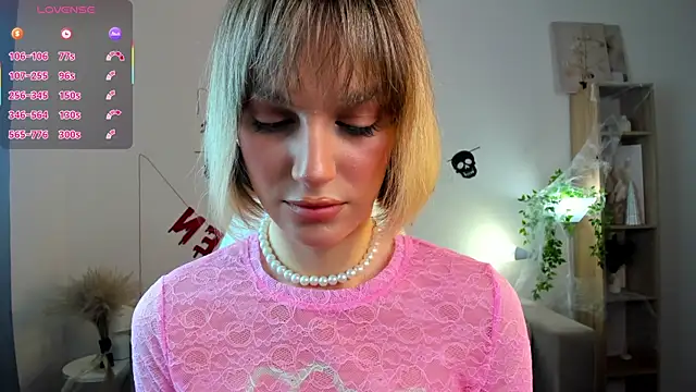 Snapshot of Ice_Strawberry chatting on 31, 10, 2025 Ice Strawberry online show from 31, 10, 2025