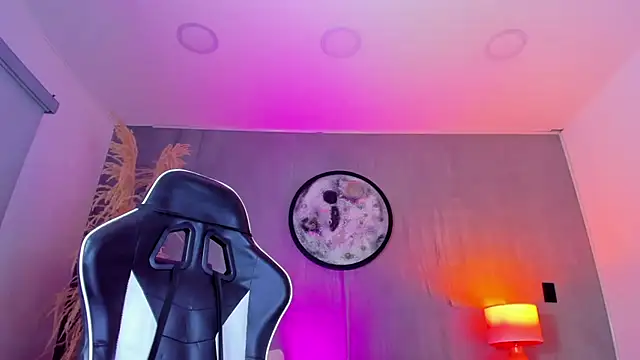 luccia smith online show from 14, 4, 2026