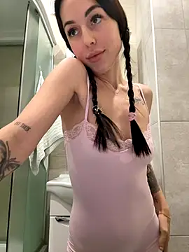 Snapshot of SakuraSara chatting on 9, 11, 2025 SakuraSara online show from 9, 11, 2025