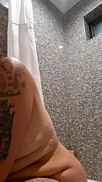 Snapshot of SparklesB1tch chatting on 13, 11, 2025 SparklesB1tch online show from 13, 11, 2025