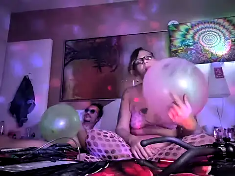 Snapshot of SparklesB1tch chatting on 8, 4, 2026 SparklesB1tch online show from 8, 4, 2026