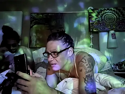 Snapshot of SparklesB1tch chatting on 9, 4, 2026 SparklesB1tch online show from 9, 4, 2026