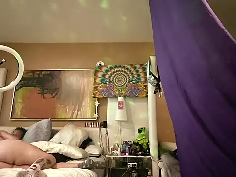 Snapshot of SparklesB1tch chatting on 11, 4, 2026 SparklesB1tch online show from 11, 4, 2026