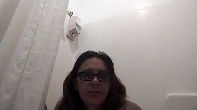 Snapshot of SparklesB1tch chatting on 12, 4, 2026 SparklesB1tch online show from 12, 4, 2026