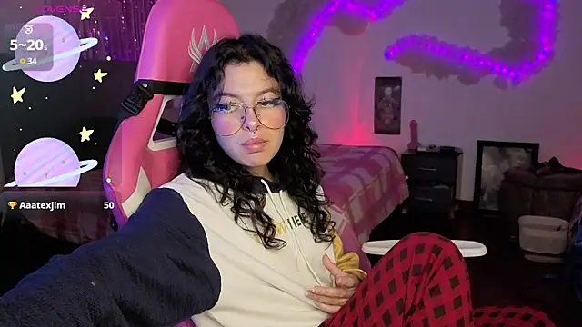 Snapshot of larah_uwu chatting on 28, 4, 2026 larah uwu online show from 28, 4, 2026